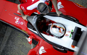 Un mecnico de Ferrari coloca el 'Halo' en el monoplaza de...