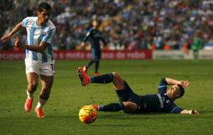 Roberto Rosales conduce el baln ante Cristiano Ronaldo.