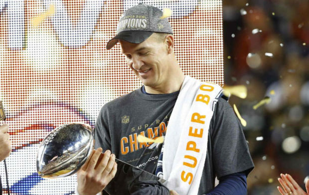 Peyton Manning con su trofeo de campen de la NFL.