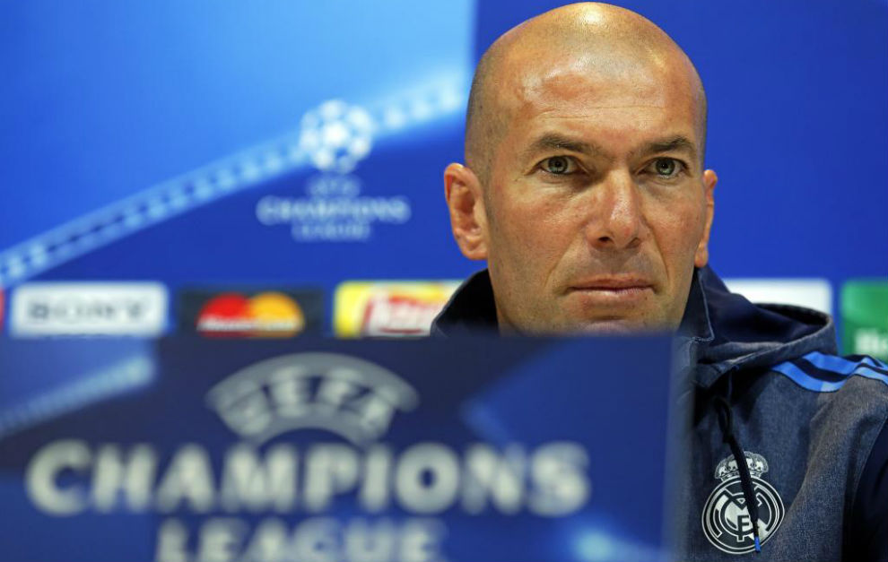 Zidane, con el rostro serio en la rueda de prensa de ayer.