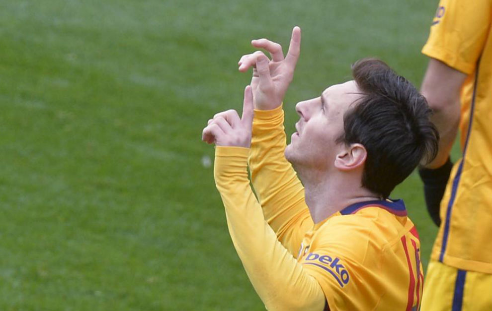 Messi celebra un tanto mirando al cielo.