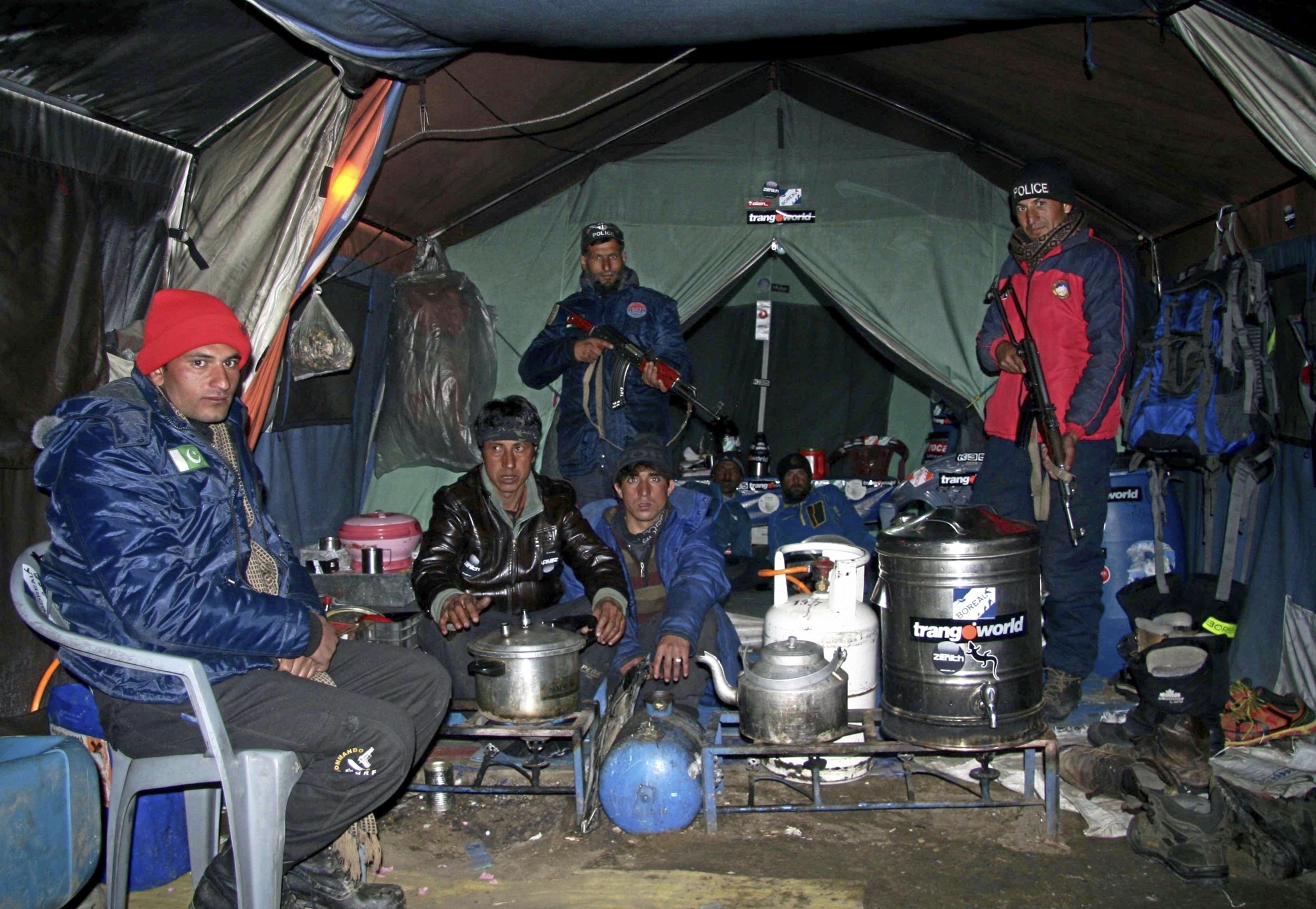 Cocineros y policas, en el Campo Base del Nanga Parbat