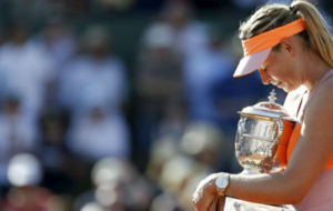 Sharapova, con el trofeo de Roland Garros