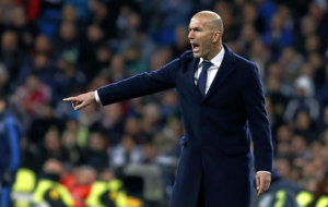 Zidane da instrucciones durante el encuentro ante la Roma.