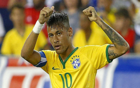 Neymar levanta el pulgar durante un partido con Brasil.