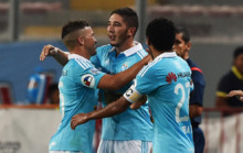 Silva celebrando el 3 gol (Penalti) del Sportng de Cristal, con sus...