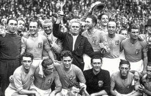 Pozzo, en el centro, tras ganar Italia el Mundial de 1938