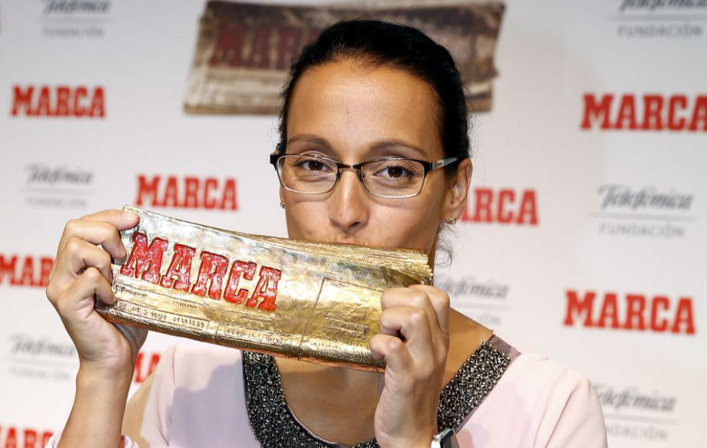 Teresa Perales besa el trofeo MARCA Leyenda, que le fue entregado en...