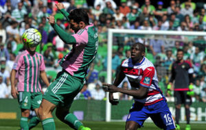 Molina controla un baln en el partido frente al Granada