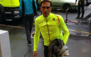 Alberto Contador llegando al hotel tras la suspensin de la etapa.