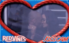 Kobe Bryant besa a su mujer en el partido de Los Angeles Kings.