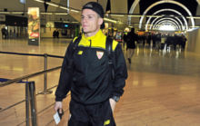 Kevin Gameiro, en el aeropuerto de Sevilla antes de volar a Basilea.