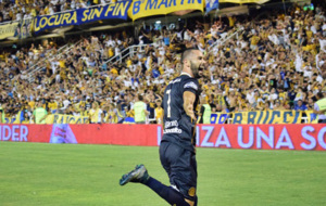 Larrondo celebra un gol con Rosario Central