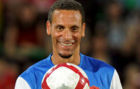 Rio Ferdinand sonre durante un partido solidario.