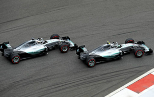 Hamilton y Rosberg luchan en el GP de Sochi de 2015