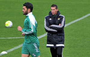 Juan Merino, junto a Jorge Molina, en un entrenamiento del Betis.