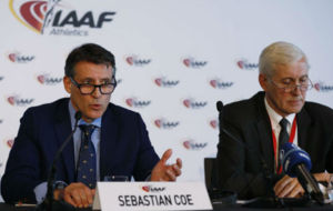 Sebastian Coe, presidente de la IAAF, y el noruego Rune Andersen,...
