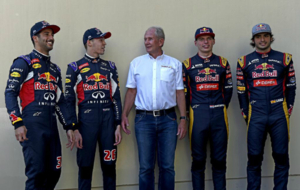 Marko se fotografa con los pilotos de Red Bull y Toro Rosso en el GP...