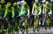 Contador, entre los compaeros de equipo, en plena etapa de la...