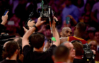 El meditico abrazo entre LeBron James y Kobe Bryant