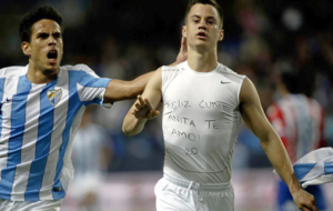 Juanpi celebra el gol ante el Sporting mostrando una camiseta con el...
