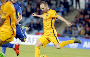 Iniesta golpea la pelota durante el Getafe-Barcelona