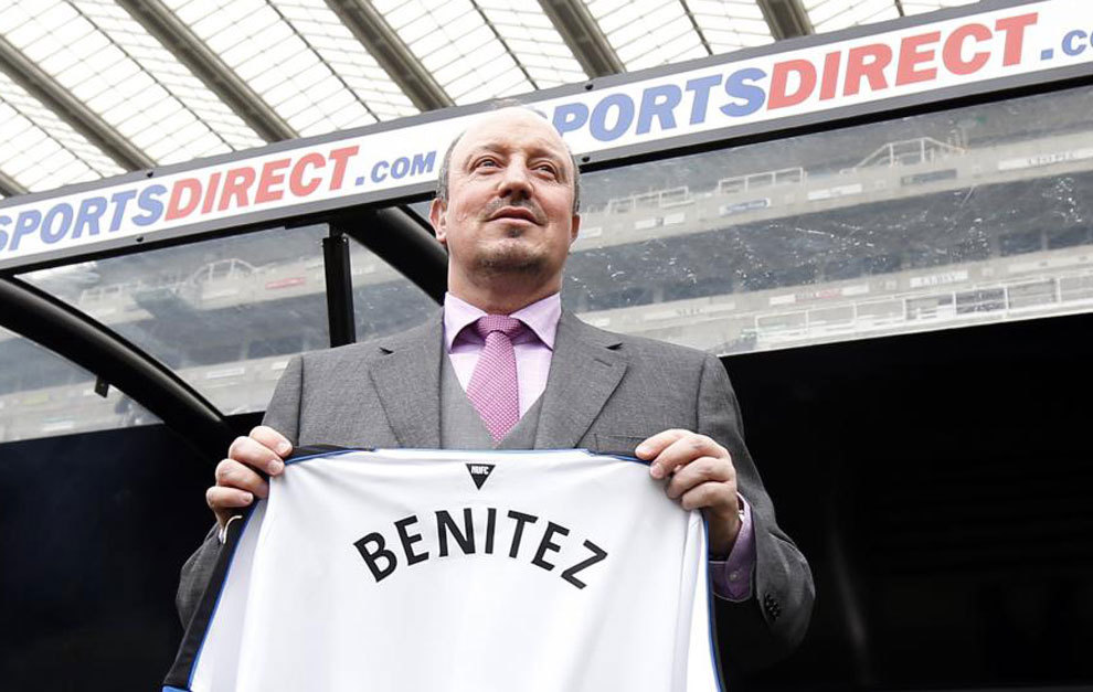 Bentez posa con la camiseta del Newcastle en el csped de St James&apos;...