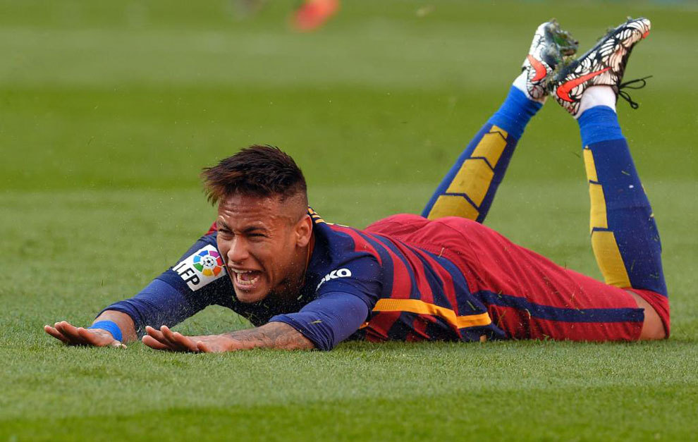 Neymar reclama penalti tras caer en el rea del Getafe.