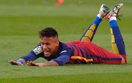 Neymar reclama penalti tras caer en el rea del Getafe.