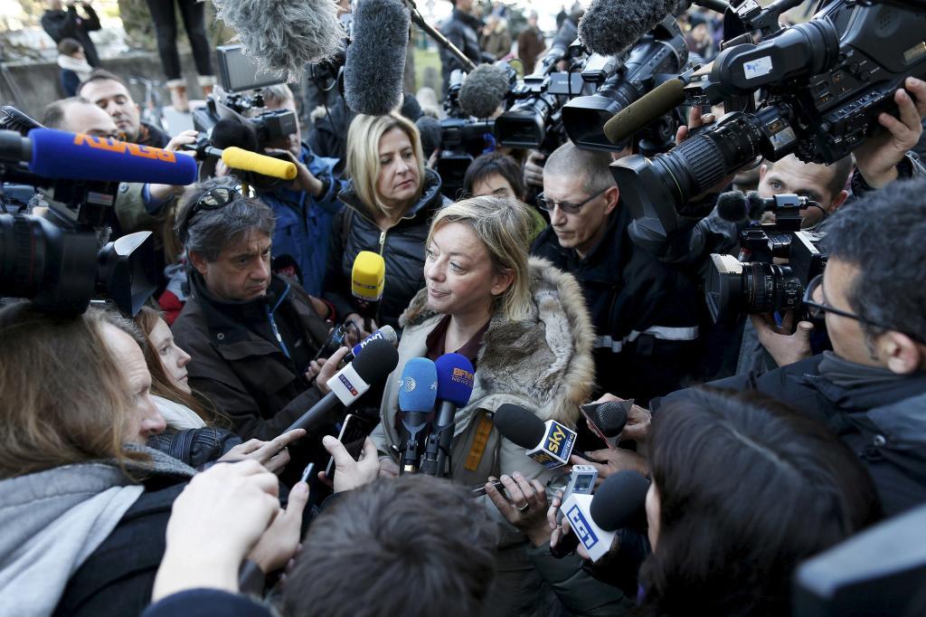 Sabine Kehm habla con los medios a la salida del Hospital de Grenoble...