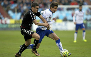 Campins pugna con un jugador del Albacete.