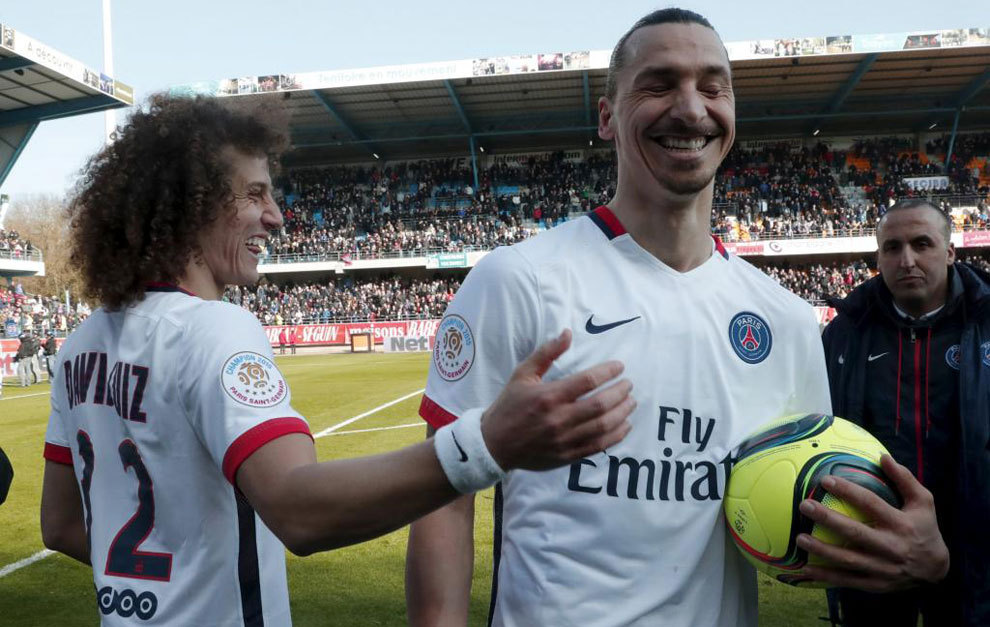 Ibrahimovic sonre y se retira del campo del Troyes con el baln del...