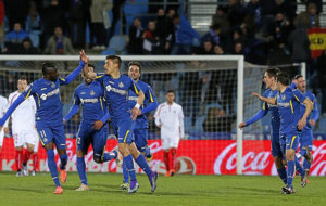 Los jugadores del Getafe celebran el gol de Velzquez contra el...