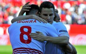 Vicente Iborra y Kevin Gameiro se abrazan tras el primer gol.