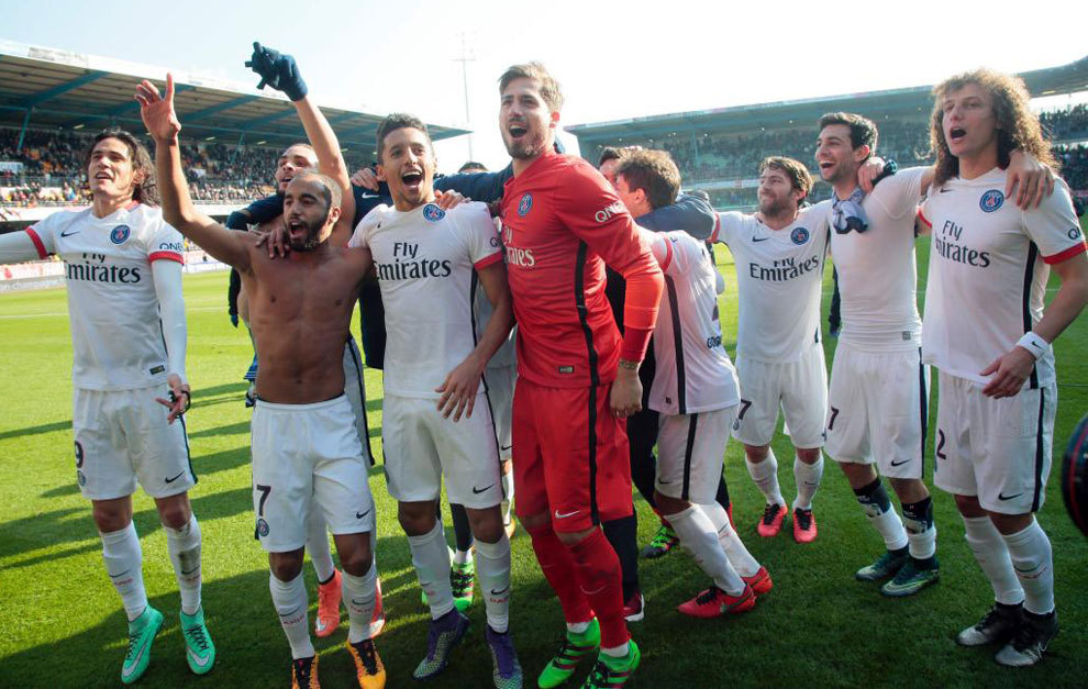 Los jugadores del PSG celebran el ttulo de Ligue 1 en Troyes.