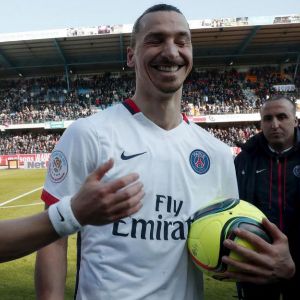 Ibrahimovic sonre y se retira del campo del Troyes con el baln del...