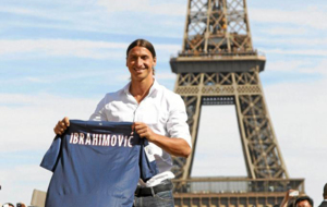 Ibrahimovic con la Torre Eiffel de fondo en su presentacin con el...