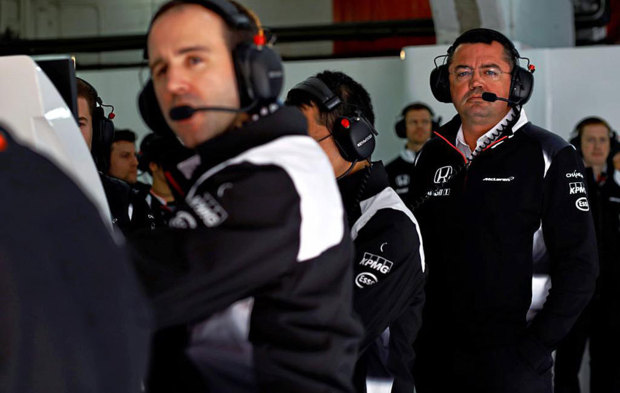 Boullier, en el box de McLaren Honda en Montmel.