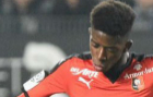 Dembl se dispone a chutar un baln en un partido del Rennes.