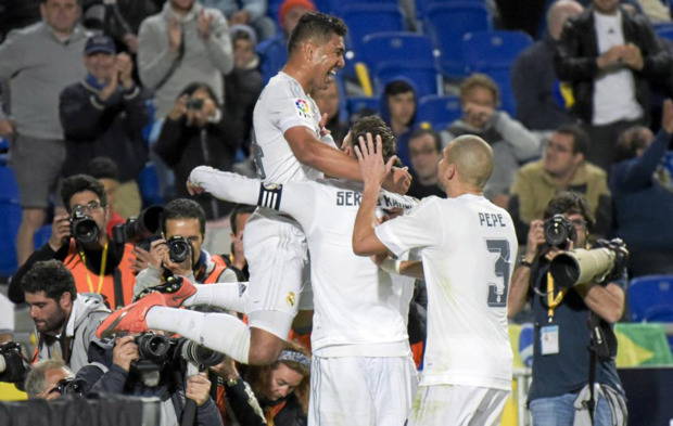Casemiro (24) se abraza con Ramos (29) y Pepe (32) tras marcar el gol...