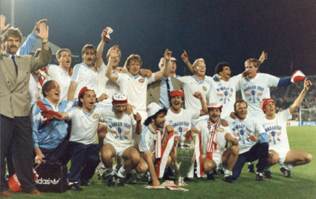 Los jugadores del PSV celebran la Copa de Europa de 1988 tras...