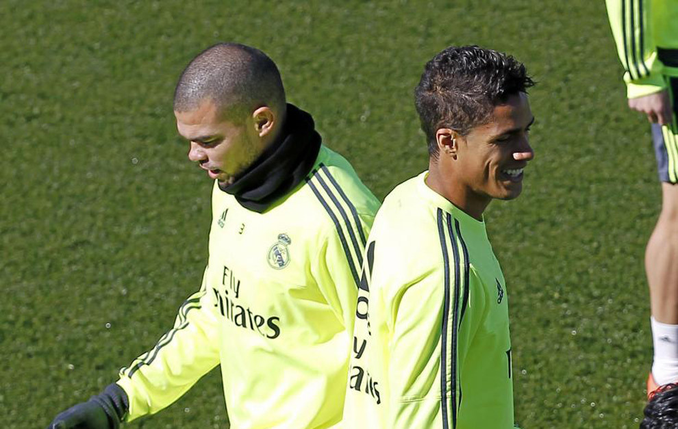 Varane (22) y Pepe (33) durante un entrenamiento en Vadebebas.