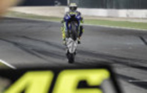 Valentino Rossi hace un 'willy' con su Yamaha.