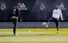 Benzema toca el baln con Zidane sobre el csped de Valdebebas.