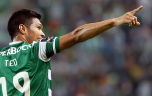 Teo Gutirrez celebra un gol con el Sporting