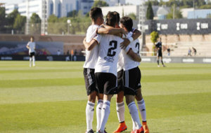 Varios jugadores del juvenil del Valencia celebran un gol en Paterna.