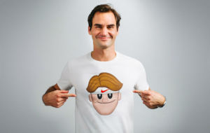Roger Federer posa con la camiseta con su propio emoticono.