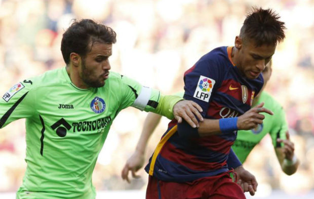 Pedro Len pugna por un baln con Neymar.