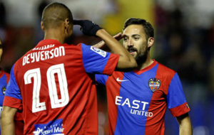 Deyverson y Morales celebran un gol con el saludo militar