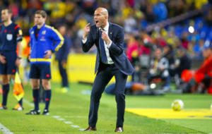 Zidane da rdenes desde la banda en el partido ante Las Palmas